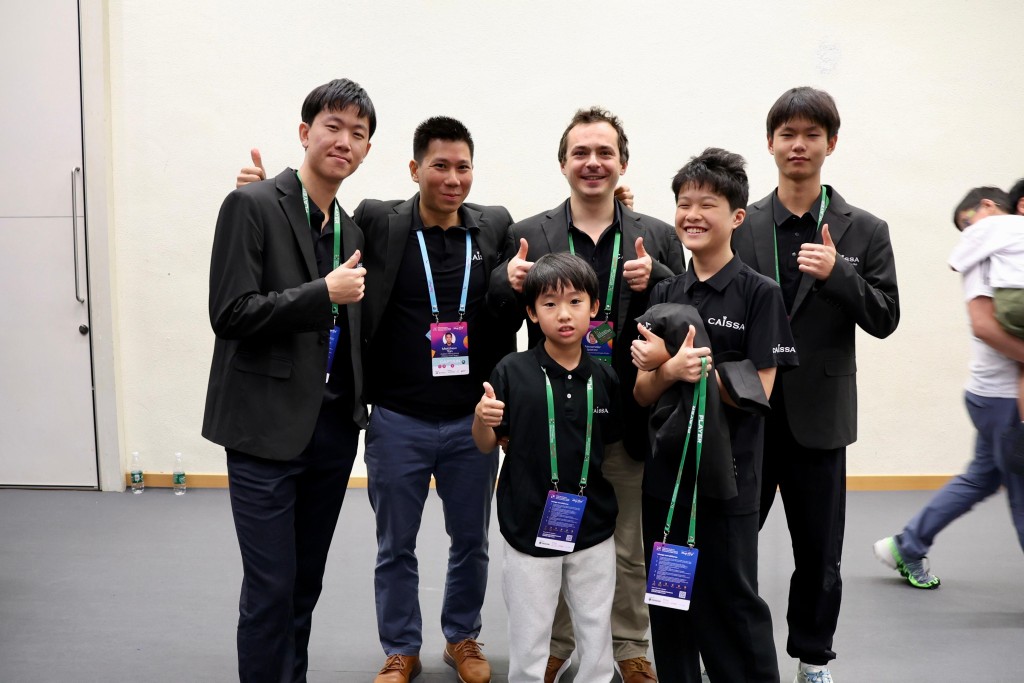 Caissa HK Chess Club 的代表包括9岁 的陈祉翺（中），教练是陈泰明（左二）。徐嘉华摄