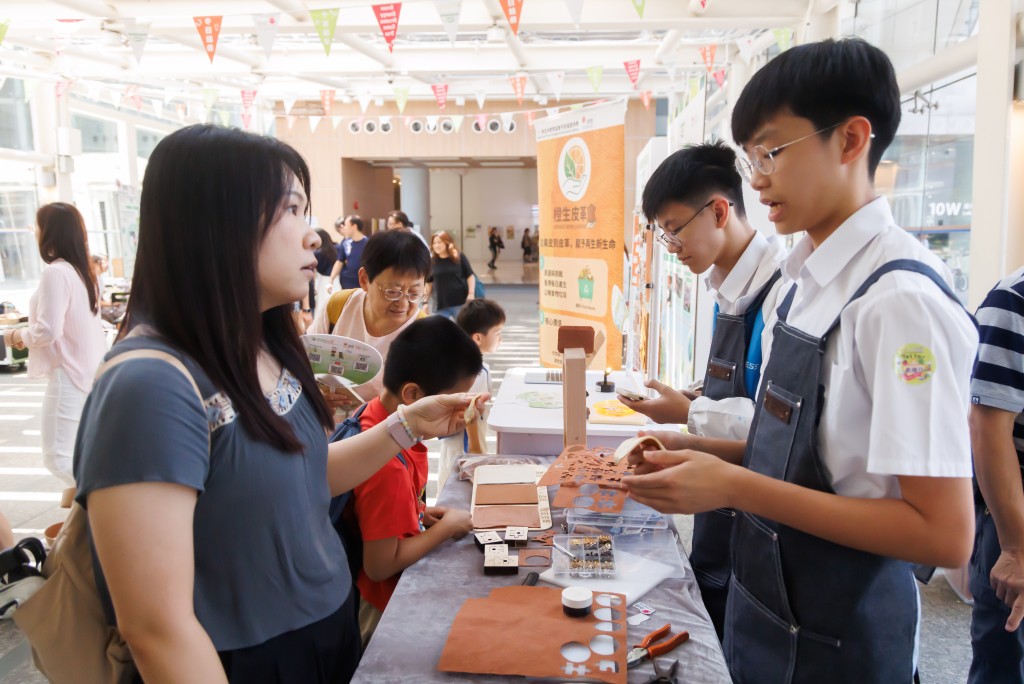 活動除展出入圍隊伍的成果,同場亦舉辦 STEAM 及 AI 親子工作坊,讓公眾 體驗綠色創科的理念和趣味。 活動除展出入圍隊伍的成果,同場亦舉辦 STEAM 及 AI 親子工作坊,讓公眾 體驗綠色創科的理念和趣味。