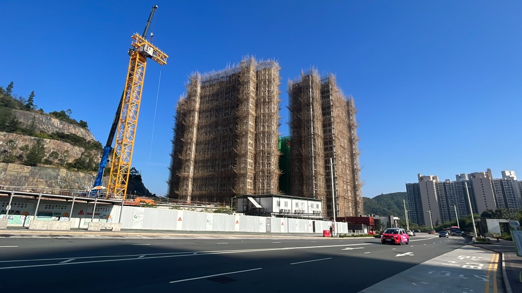 長實表示,決定拆卸重建餘下的3座大廈為最節省時間之方案。 長實表示,決定拆卸重建餘下的3座大廈為最節省時間之方案。