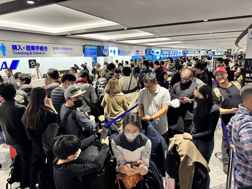 大批旅客滯留機場。(X平台) 大批旅客滯留機場。(X平台)