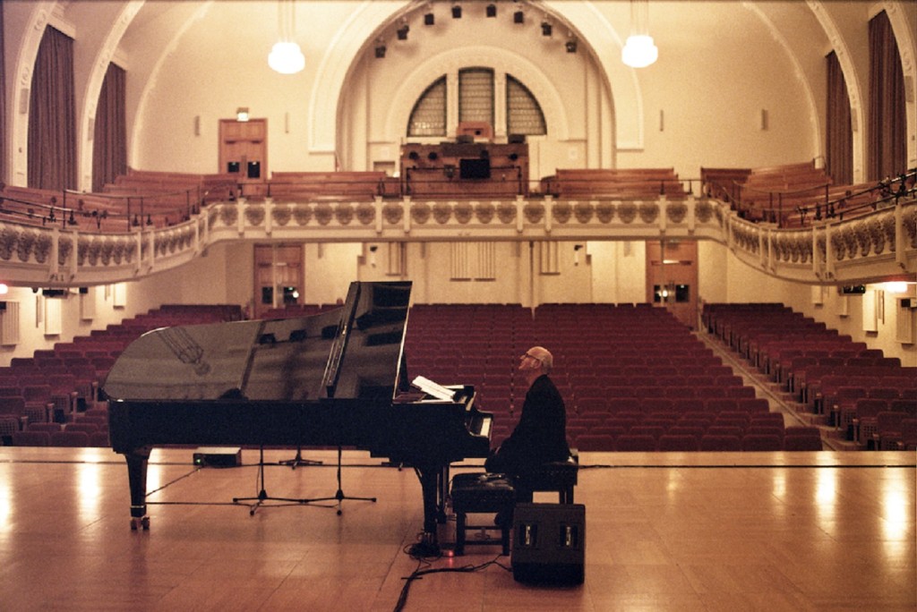 Ludovico Einaudi在隔絕之境,輕敲純粹而靜美、低調而恬淡的琴音,慰藉心靈。