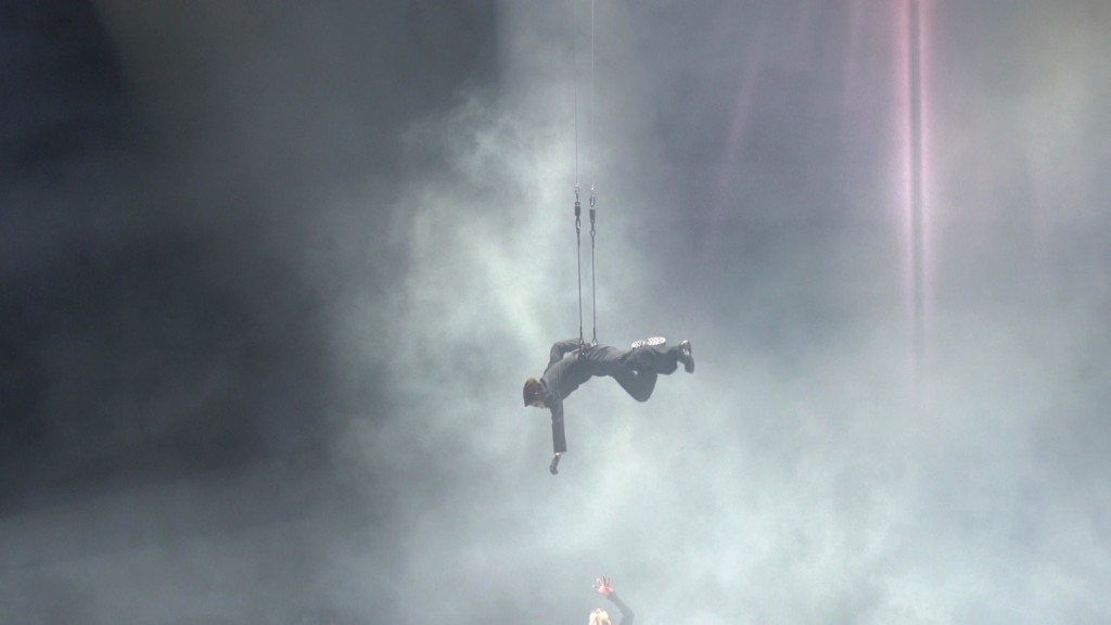 Jackson巡演開場,即上演高空威也。 Jackson巡演開場,即上演高空威也。