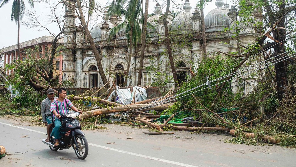 热带气旋摩卡袭缅甸实兑市，一处清真寺旁树木被吹至东歪西倒。  美联社