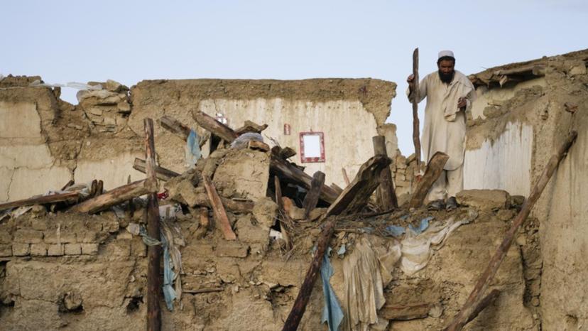 阿富汗发生强烈地震，已造成2,400人死亡。美联社