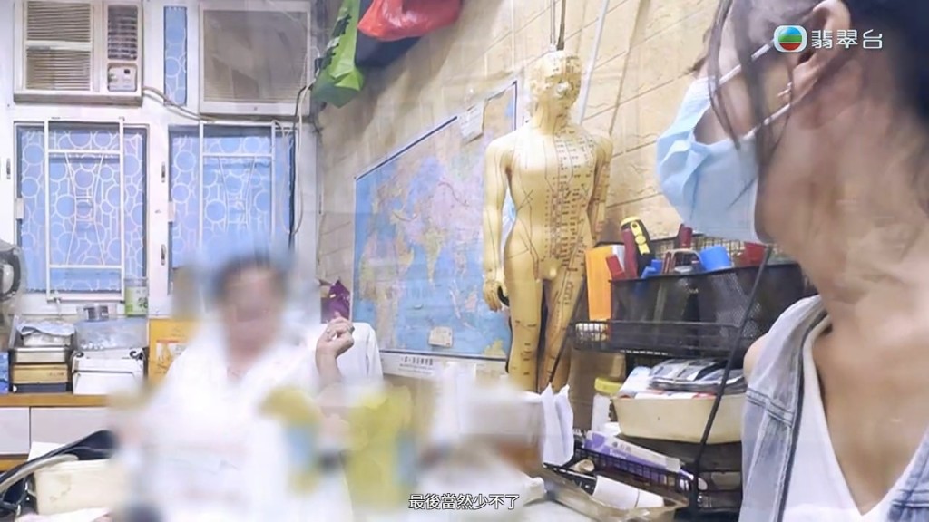《東張西望》主持甘詠寧到診所內，準備與醫師當面對質。