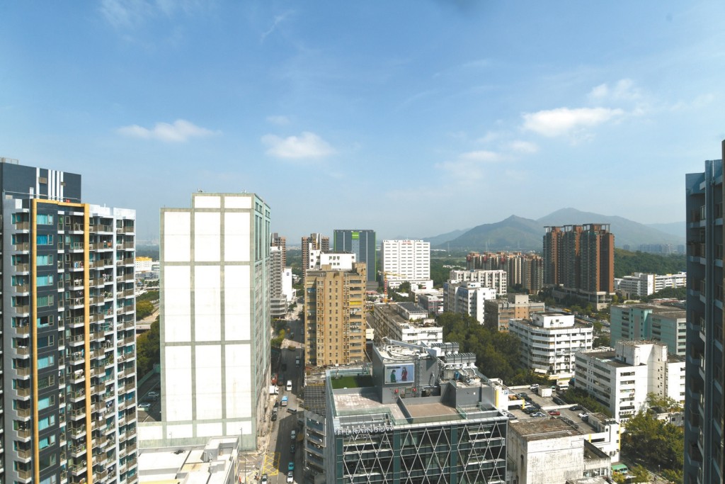 廳房均同向東北，外望開揚市景，及遠望山景。