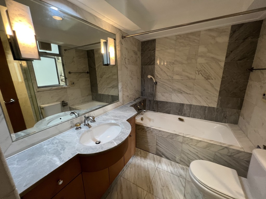 浴室已有浴缸、洗手盆、坐廁等基本潔具。