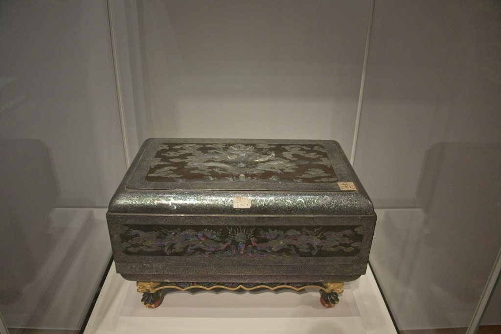 博物館展出二龍戲珠紋長方禮盒。