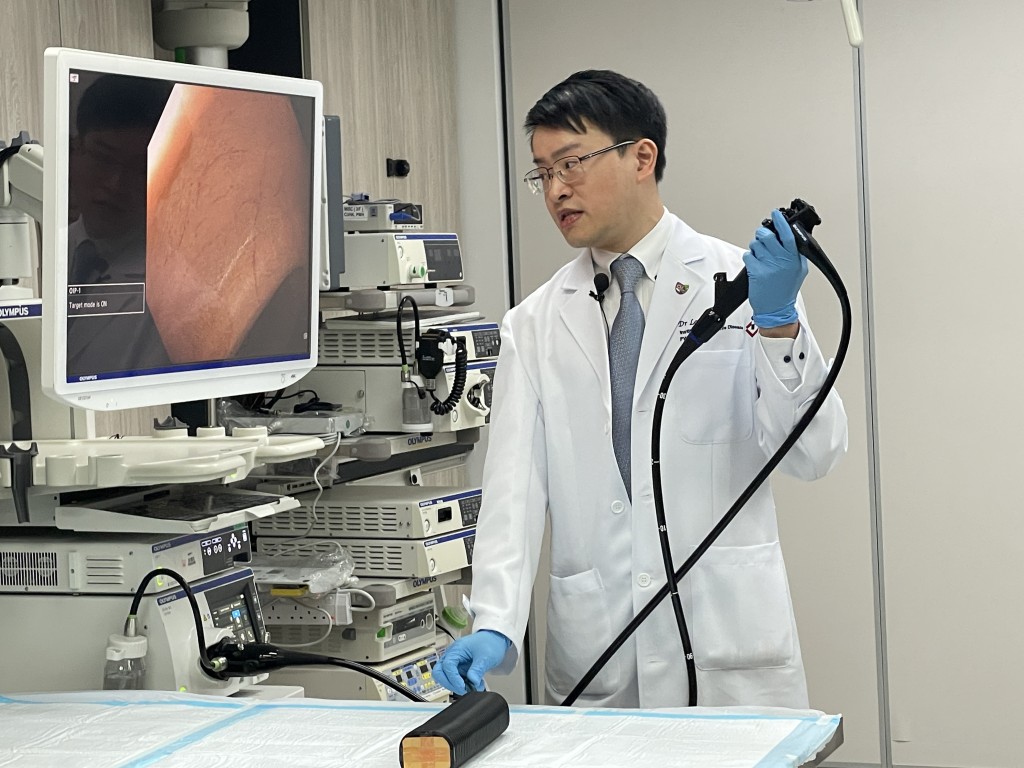 柳浩城表示，要操作内窥镜，医生需有一定经验及技术。萧博禧摄