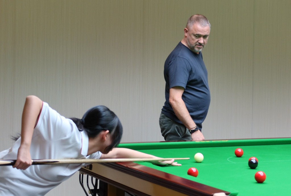 挺著大肚腩的亨特利細心看著年青學員練波。徐嘉華攝