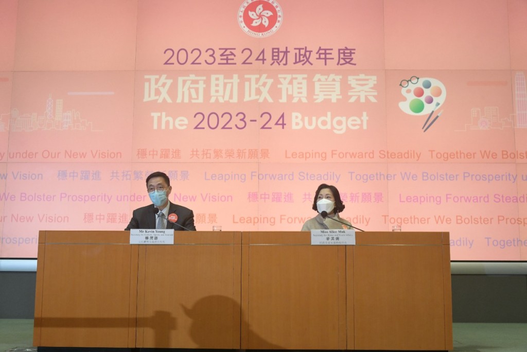 楊潤雄和麥美娟就財政預算案其政策範疇的相關措施出席記者會。黃頌偉攝