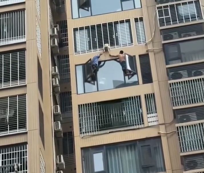福建3岁妹头卡12楼栏杆悬空，邻居冒死托凳“死顶”救回。