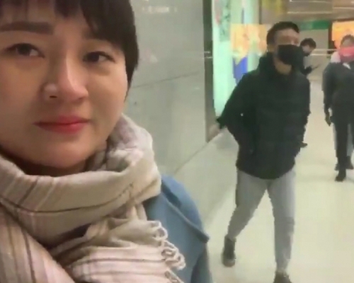 李文足在北京住所前去領獎期間，有帶口罩便衣人士在地鐵跟蹤她。（網圖）