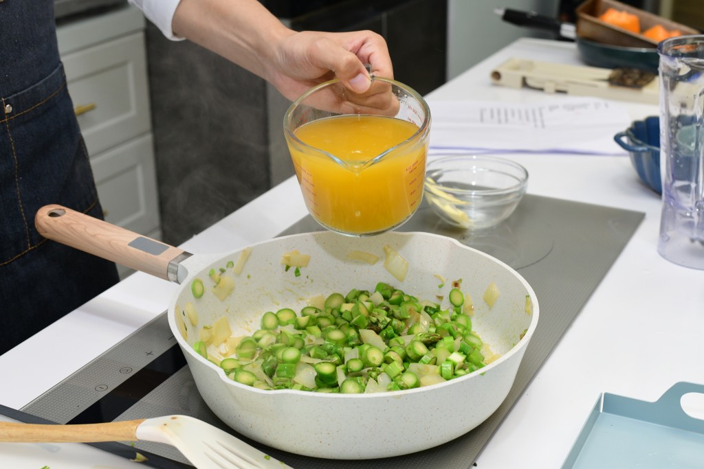 加入菜湯提升鮮味。 加入菜湯提升鮮味。