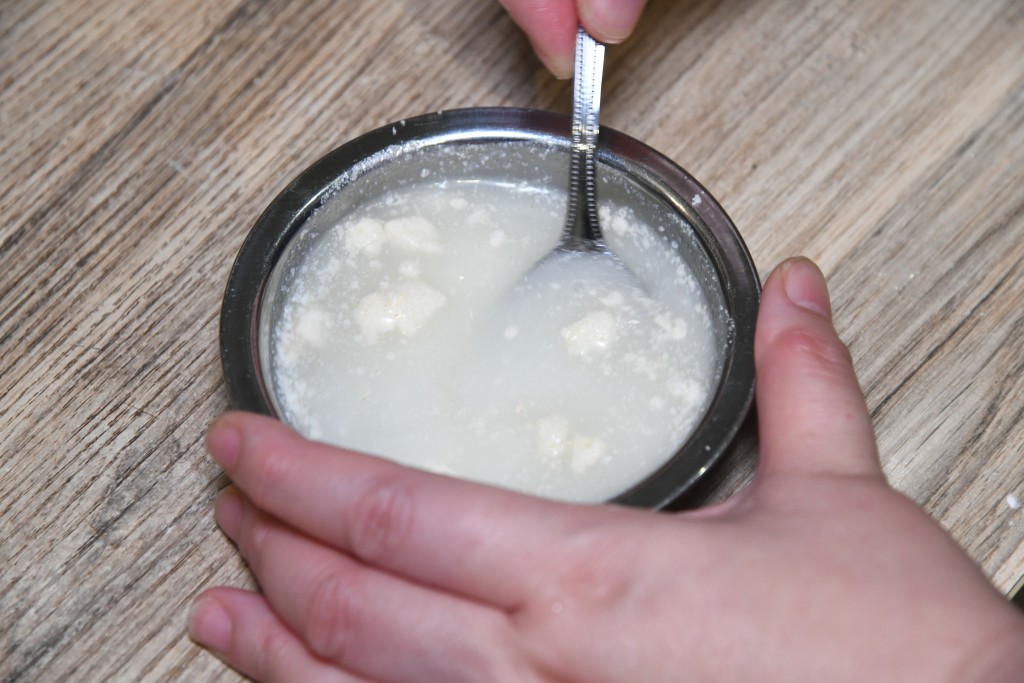 Step 7: 芡汁拌勻。Mix the thickening.