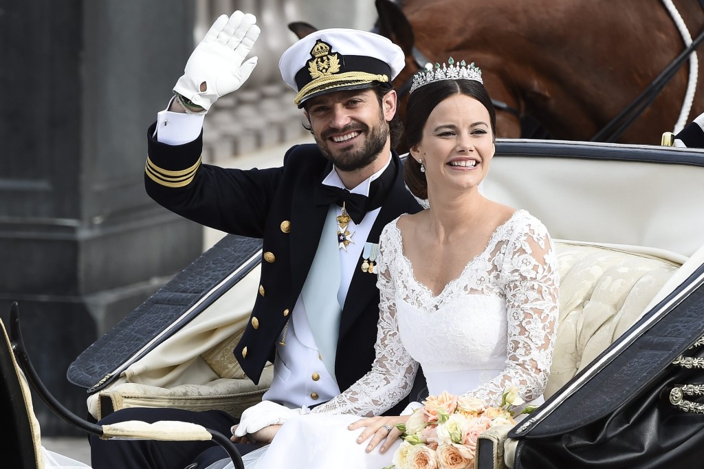 瑞典蘇菲亞王妃（Sofia Hellqvist）與卡爾菲利普王子在婚禮上一起乘坐馬車。 美聯社