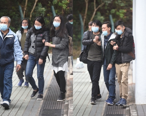 有人情緒激動，要由他人攙扶上客貨車離開。