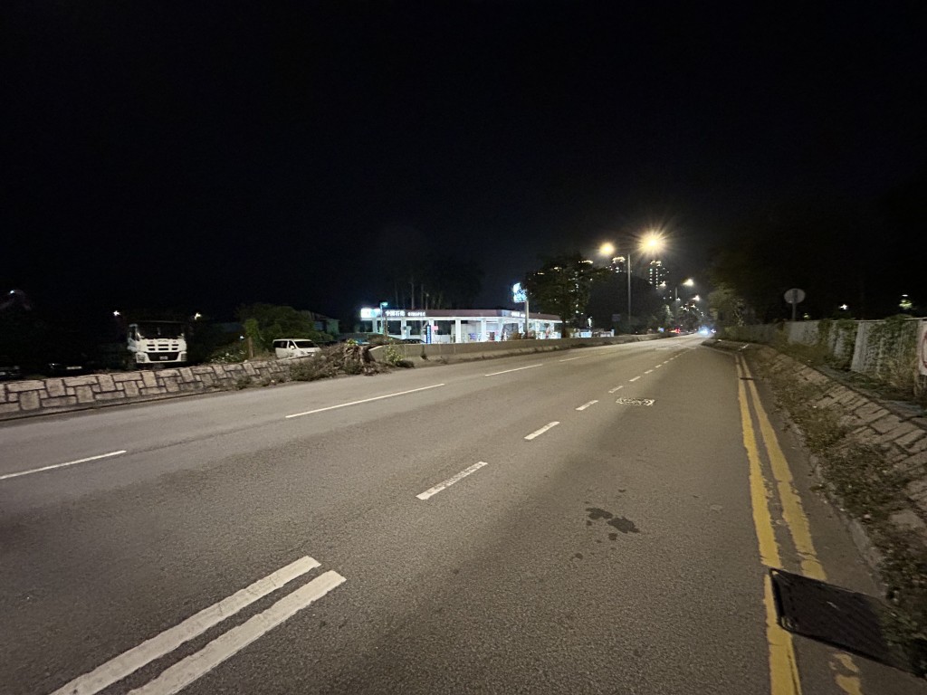 洪水橋有私家車撞及警車後逃離現場。