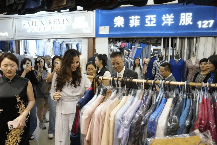 武契奇夫人上海掃貨。 微博 武契奇夫人上海掃貨。 微博