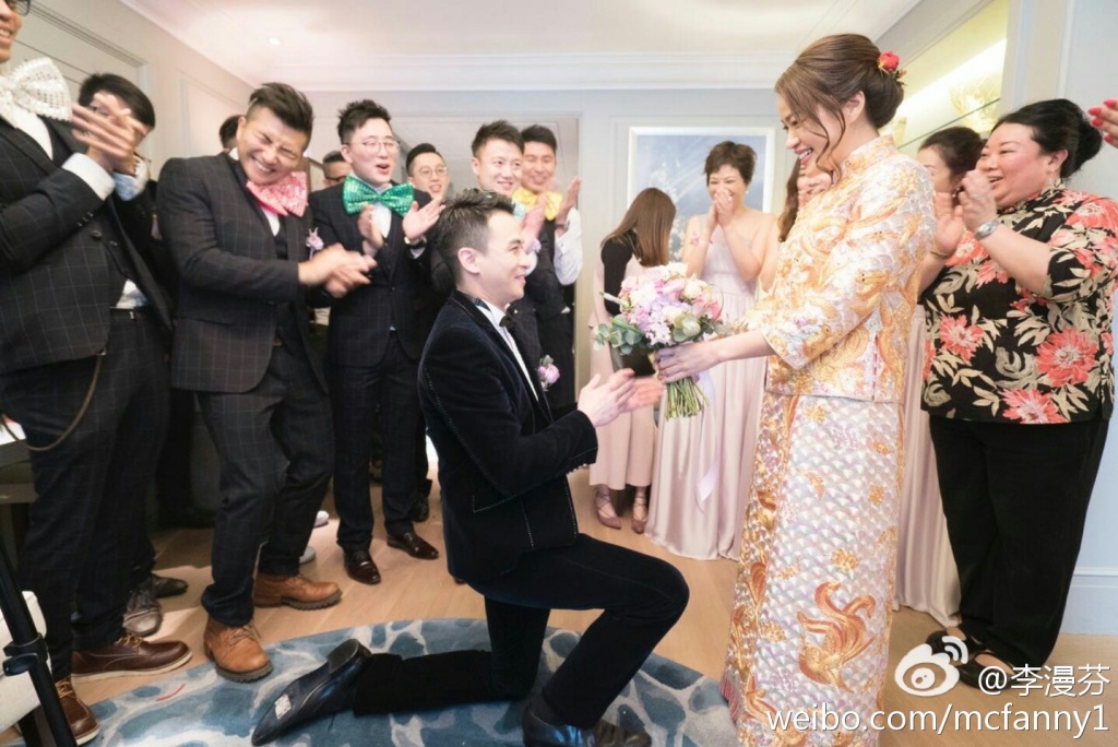 新郎哥下跪。
