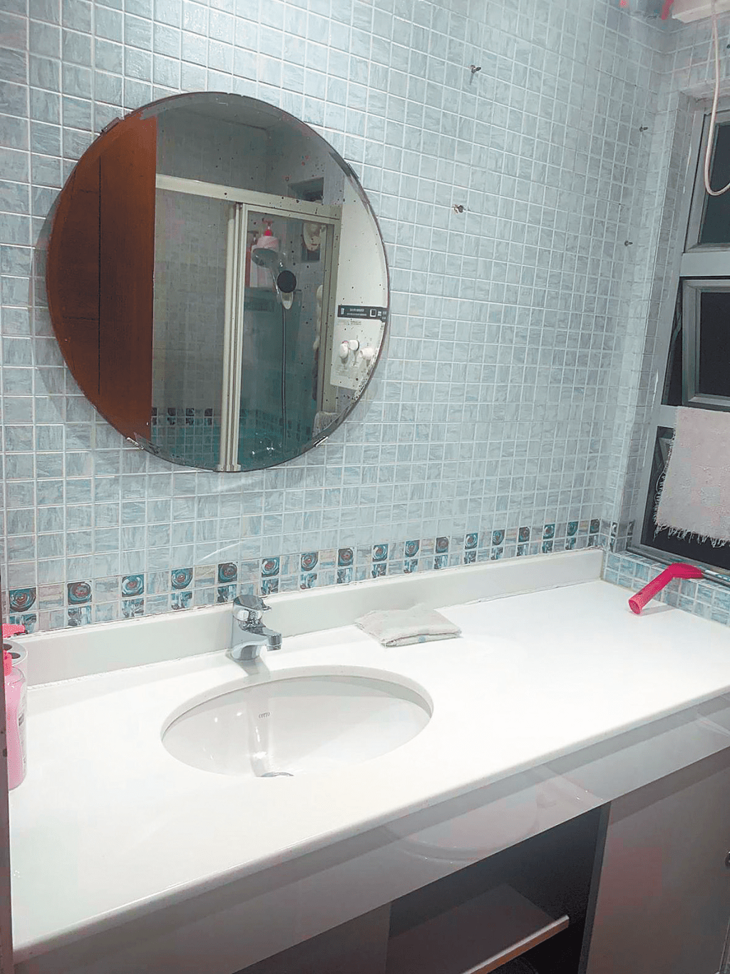 浴室有大鏡，方便戶主打扮。