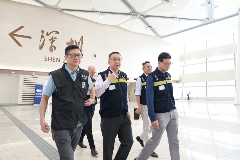 入境事務處處長郭俊峯及保安局局長鄧炳強在現場視察整個測試，全面檢視兩地的人車疏導管理及跨部門協作機制。