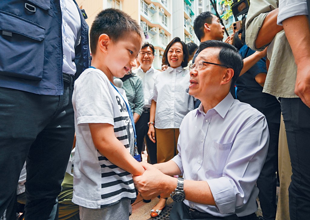 李家超「落區」期間與一名小朋友溫馨互動,更逗趣問:「你有沒有在電視見過我呀,像不像呀?