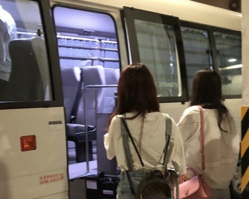 九龍城掃黃行動中被捕女子帶回警署。 警方提供