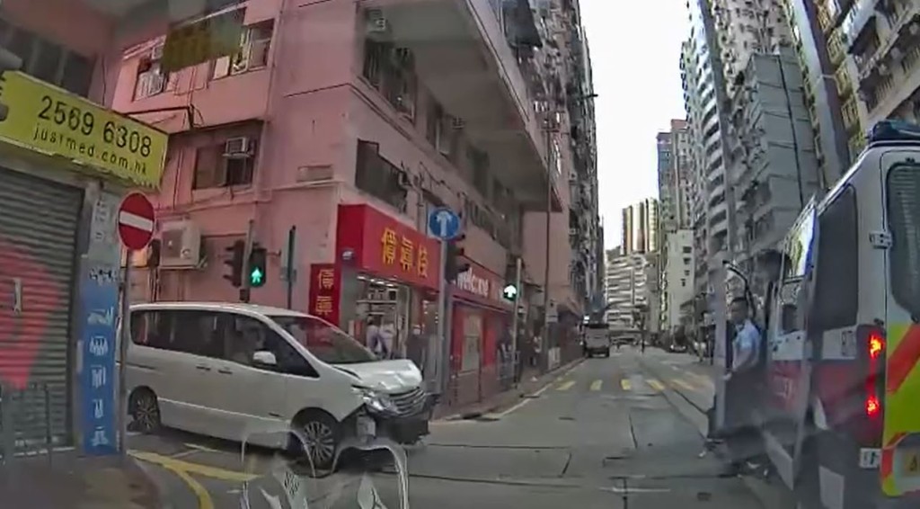 七人车与警车相撞。fb香港突发事故报料区影片截图