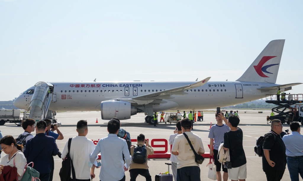 國產C919客機今早從上海虹橋國際機場起飛。新華社　
