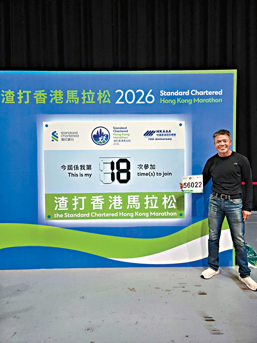 收藏以外，吳貴龍鍾情跑步，自2001年起18度參加渣打馬拉松。