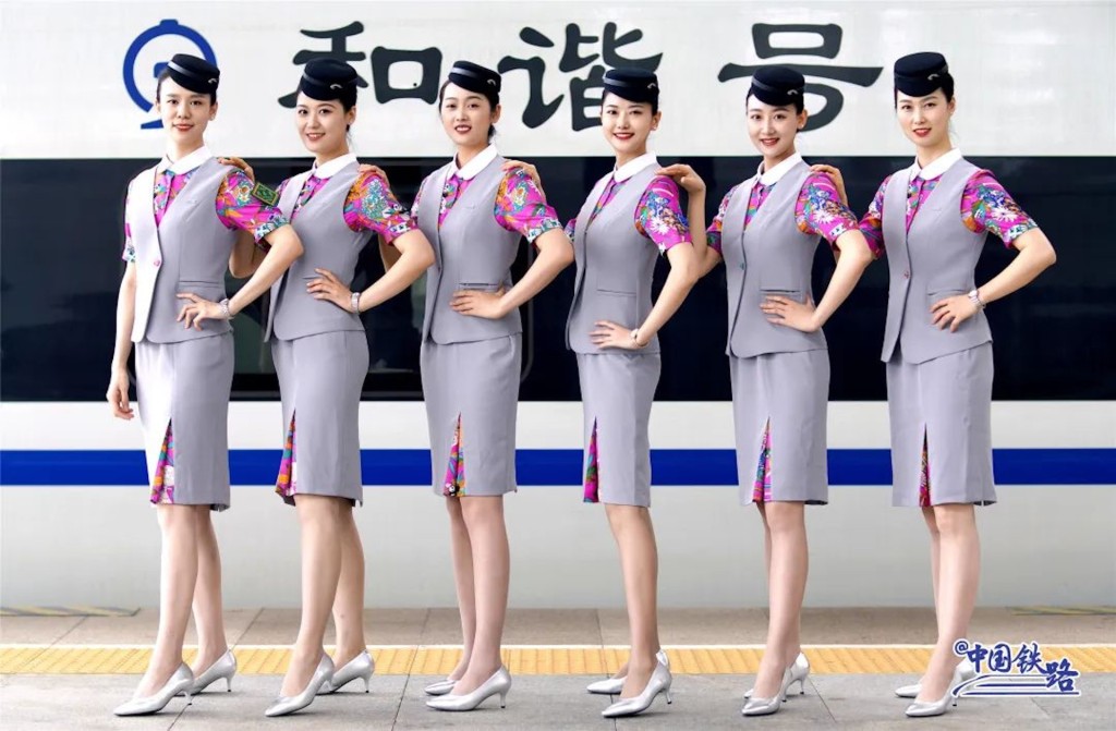 成都至香港动车7.1正式开通，服务员制服曝光，优雅清新有熊猫图案。  中国铁路