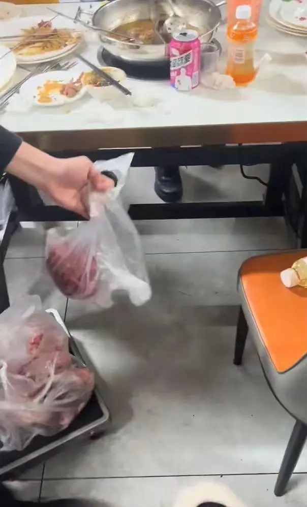 火鍋店家在2名食客搜出10公斤牛羊肉。抖音