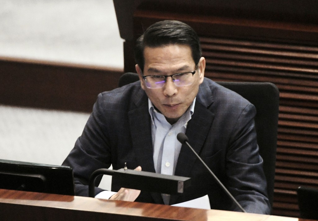 教育界立法會議員朱國強指「先繁後簡」是學界一貫做法,避免字形混淆。 教育界立法會議員朱國強指「先繁後簡」是學界一貫做法,避免字形混淆。