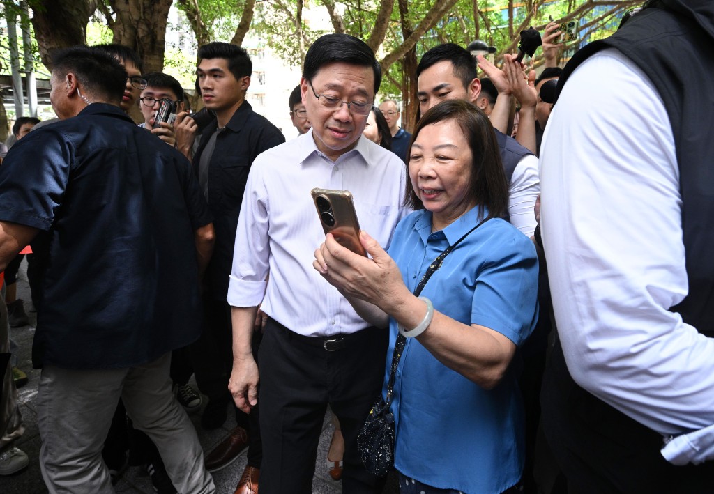 巿民和李家超拍照。蘇正謙攝 巿民和李家超拍照。蘇正謙攝