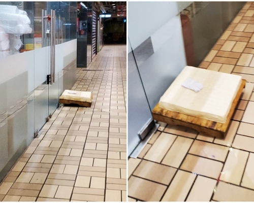 網民發現有一板豆腐被放於餐廳門外地下，而且毫無遮掩。「北區之友」Facebook圖片