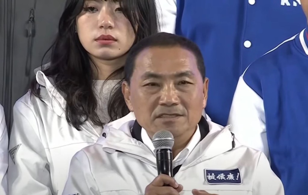 杨智伃在台上哭成泪人。(中时新闻网)