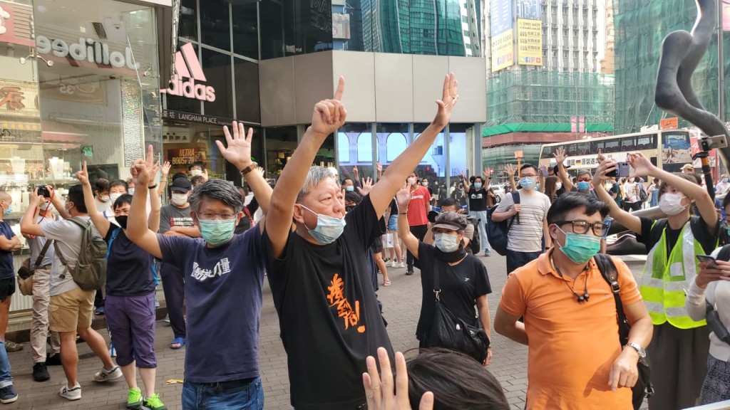 旺角一批人展示手勢高叫反修例口號。