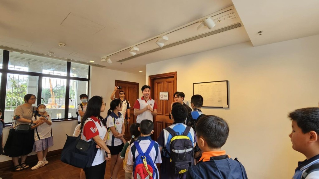 湯文龍向學生們介紹香港的法律程序。律師會fb