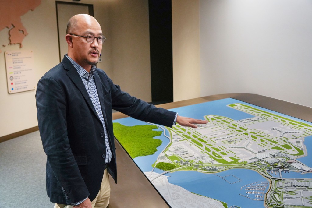 楊達榮指二號客運大樓緊貼機鐵站,未來市民及旅客如在機場站下車,列車門打開一左一右,便分別是一號及二號客運大樓。吳艷玲攝 楊達榮指二號客運大樓緊貼機鐵站,未來市民及旅客如在機場站下車,列車門打開一左一右,便分別是一號及二號客運大樓。吳艷玲攝