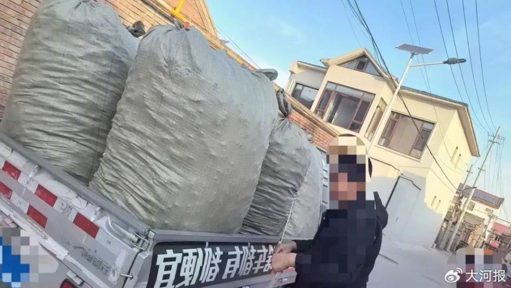 不法商販會全國收購二手羽毛球，用來做羽絨服填充物。大河報