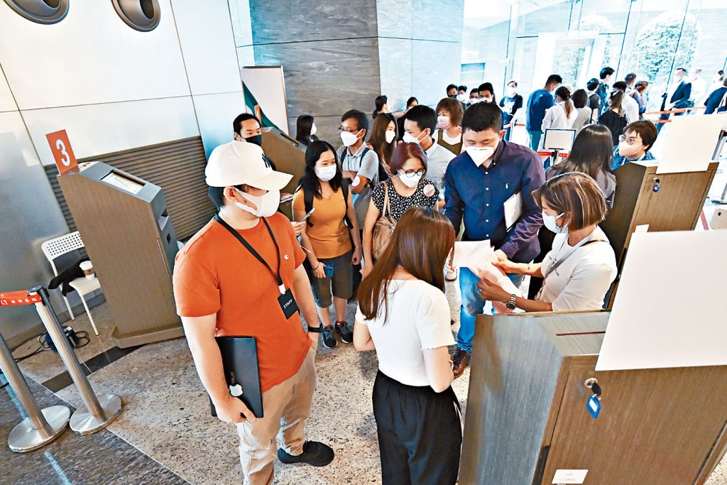 Silicon Hill昨日進行首輪銷售，準買家按發展商人員指示，分批前往室內售樓處揀樓。