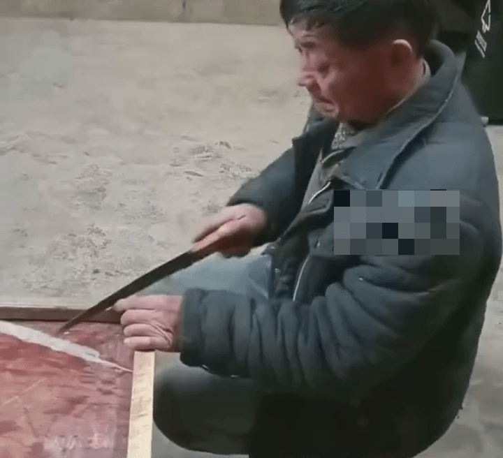 爺爺為孫自製「全手工」撞球枱。 爺爺為孫自製「全手工」撞球枱。