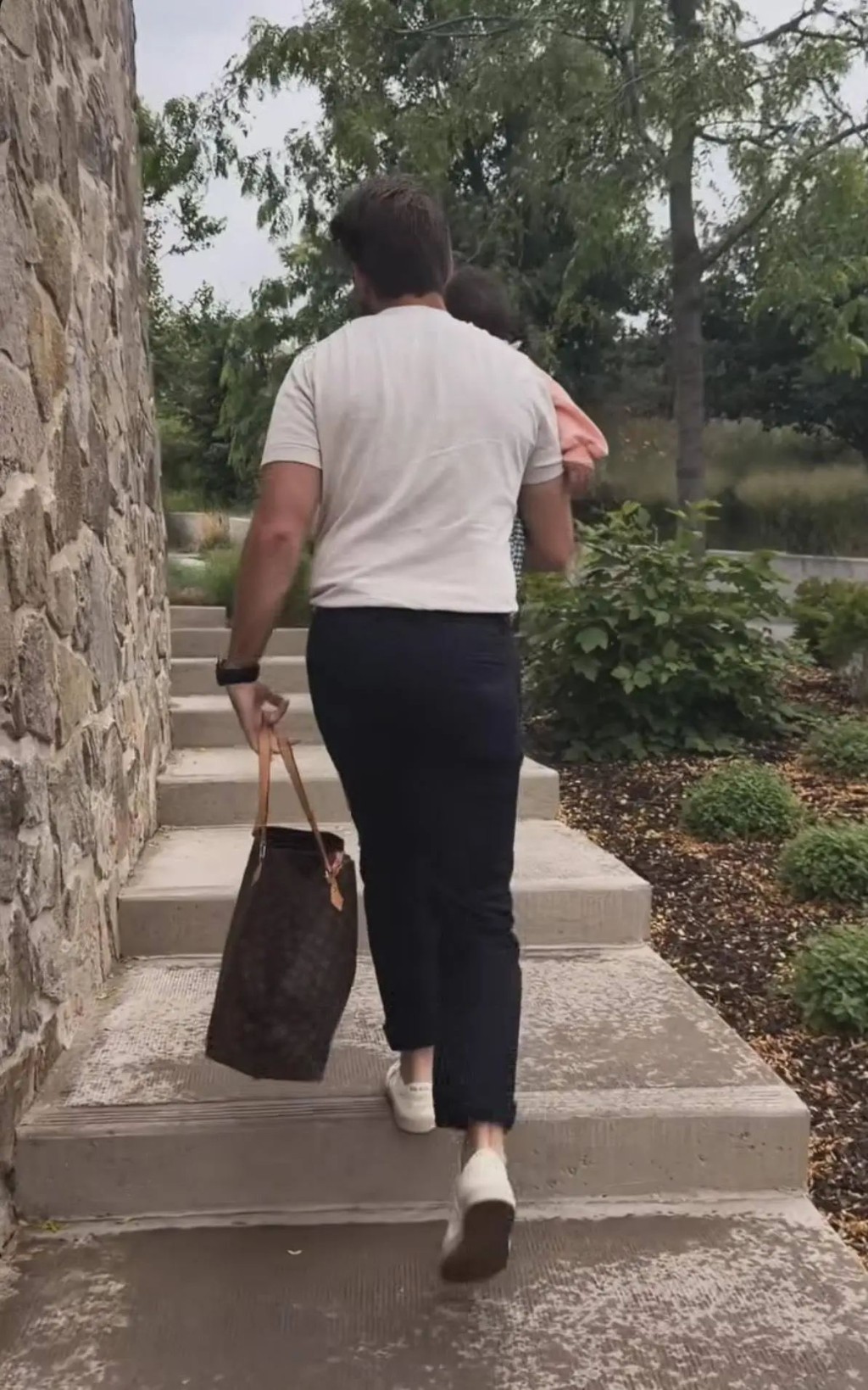 謝婷婷的外籍另一半Mathew全程包辦司機兼苦力。