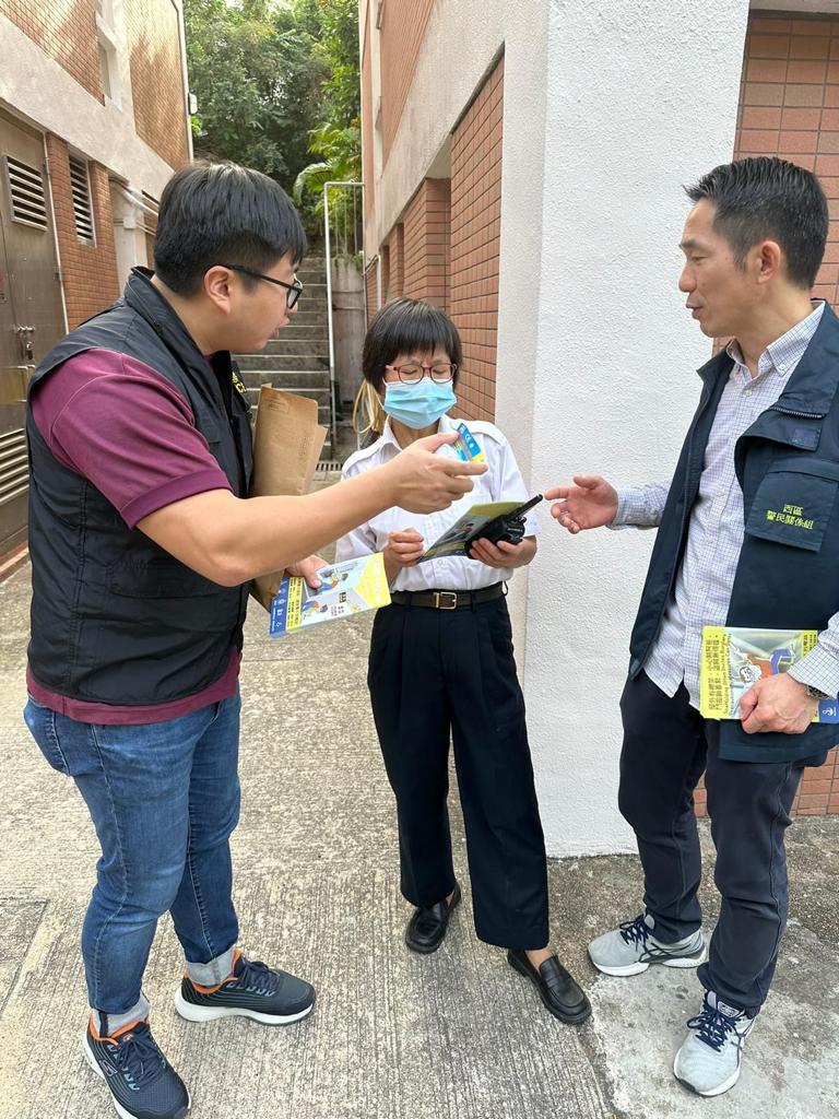 西区警区留意到有人会藉著市民在新年长假期外游期间进行爆窃，今日联同香港仔分区、赤柱分区、西区分区、港岛总区机动部队、野外巡逻队、冲锋队无人机小队及政府飞行服务队人员在区内展开跨部门反爆窃行动。警方提供