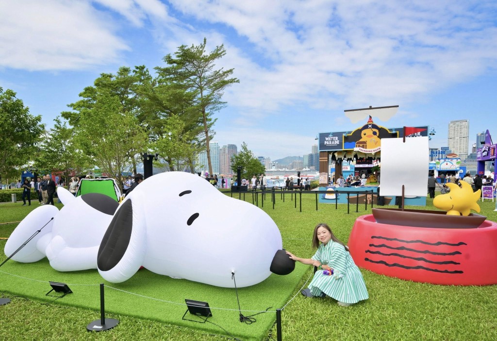 羅淑佩與Snoopy & Friends裝置拍照打卡。羅淑佩FB圖片 羅淑佩與Snoopy & Friends裝置拍照打卡。羅淑佩FB圖片