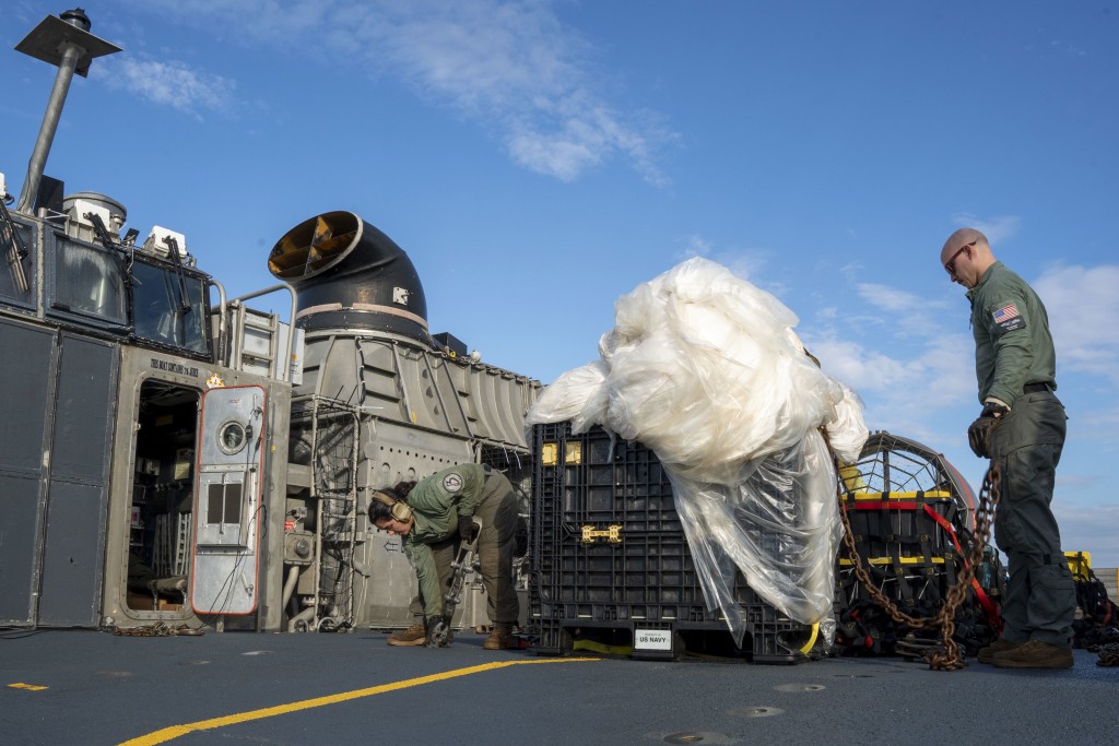 美軍其後將氣球殘骸打撈。美聯社