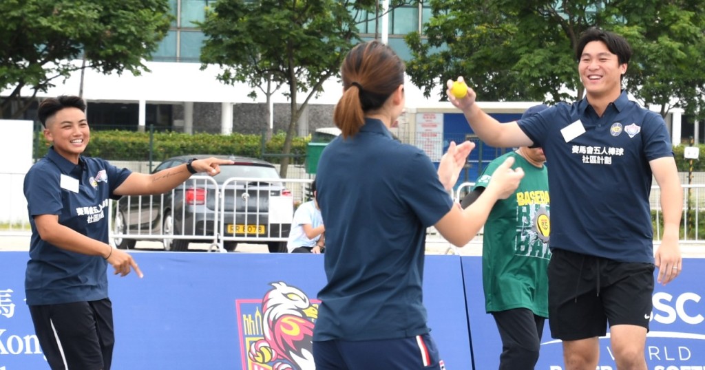 中环海滨10月将上演五人制棒球世界杯，大埔门将谢家荣试玩。陆永鸿摄