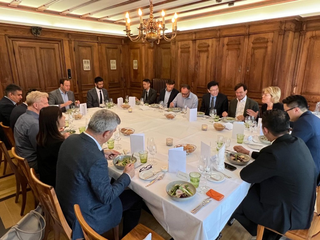 孙东与多间瑞士当地的生物科技企业高层进行午餐会。政府新闻署图片