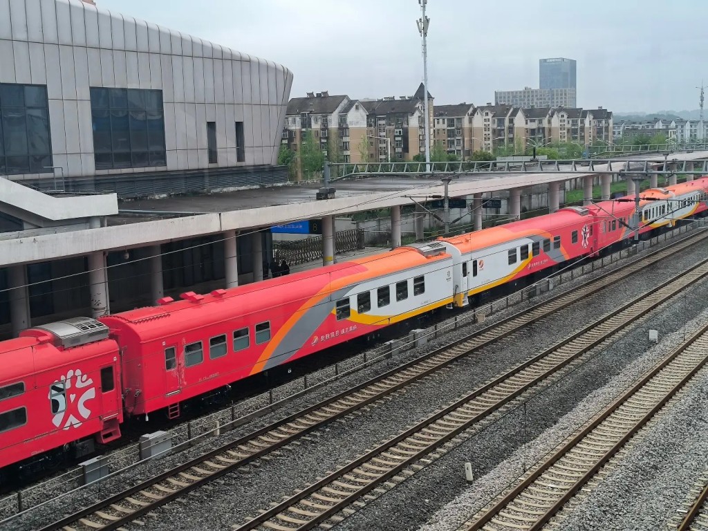 武汉铁路将老式绿皮火车“爆改”成5星级“舒适型旅游专列”。九派新闻